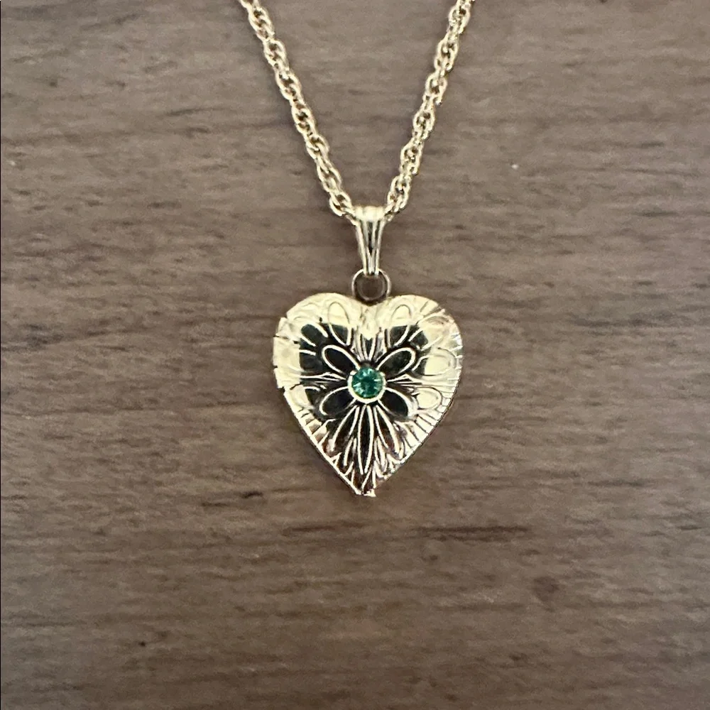 Vintage Avon Gold Tone Heart Locket Necklace Birthstone Peridot